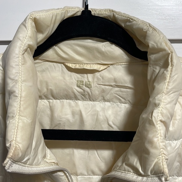 Lightweight jacket has some minimal stains on the neck - Picture 2 of 3